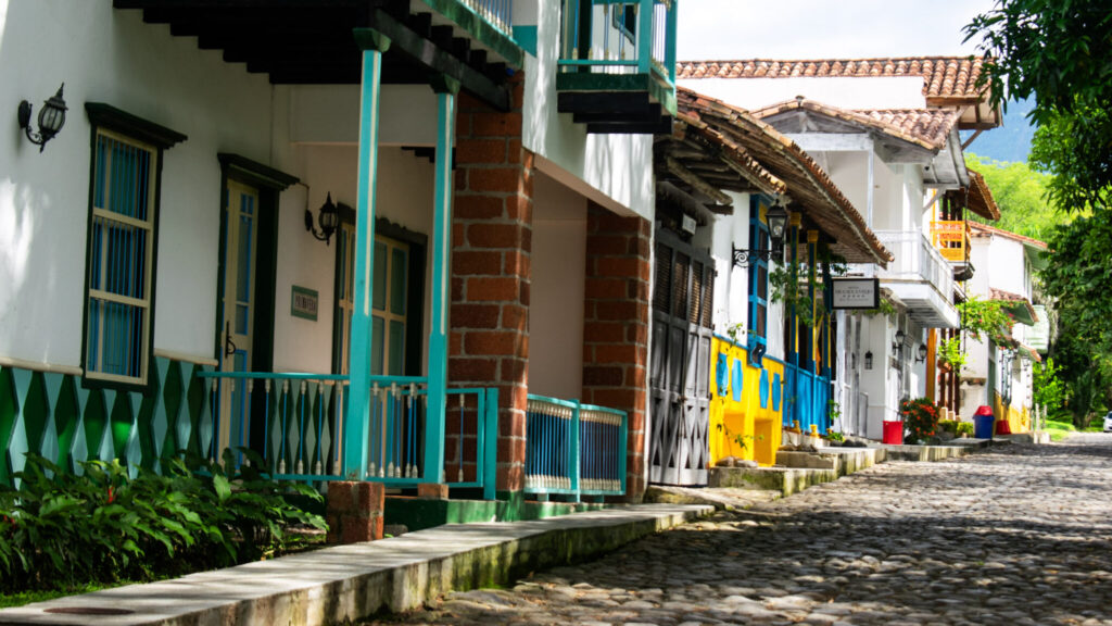 Calle de Cauca Viejo donde se aprecia la fachada de las casas las cuales conservan el estilo colonial.