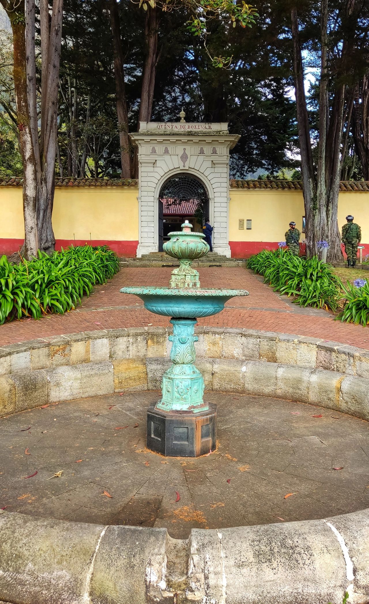 Museo Casa quinta de bolívar Bogotá Fuente frente a la entrada del Museo Casa quinta de bolívar Bogotá